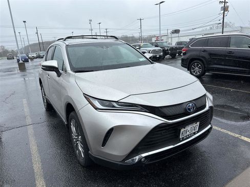 Used 2023 Toyota Venza XLE AWD/4WD image 3