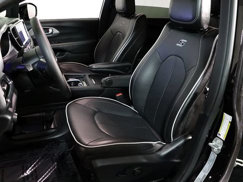 Used 2025 Chrysler Pacifica Limited FWD image 4