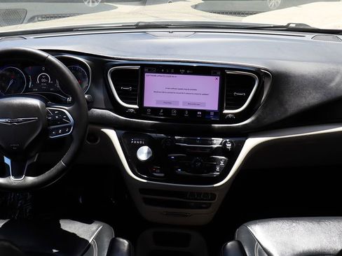 Used 2022 Chrysler Pacifica Touring-L FWD image 35
