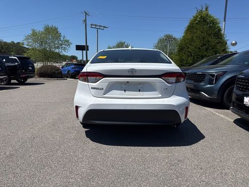 Used 2025 Toyota Corolla LE FWD image 4