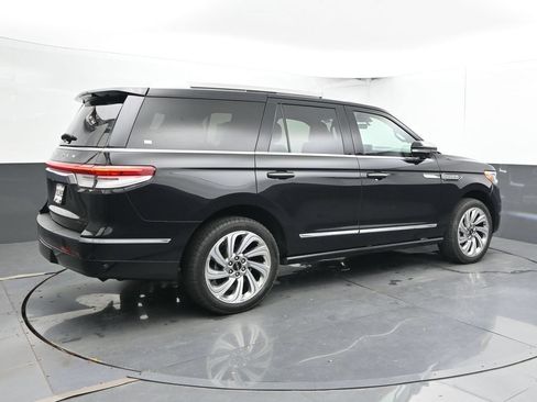 Used 2024 Lincoln Navigator Premiere AWD/4WD image 3