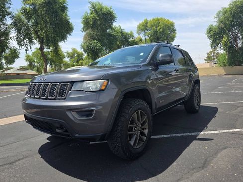Used 2017 Jeep Grand Cherokee Laredo AWD/4WD image 11