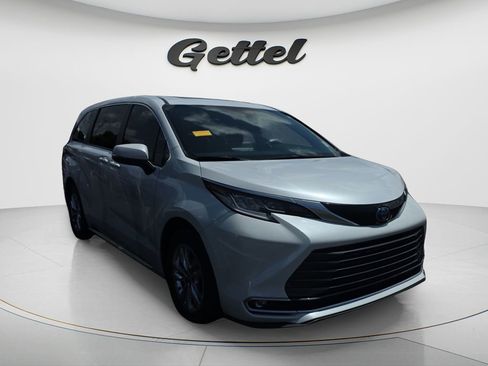 Used 2023 Toyota Sienna Limited FWD image 2