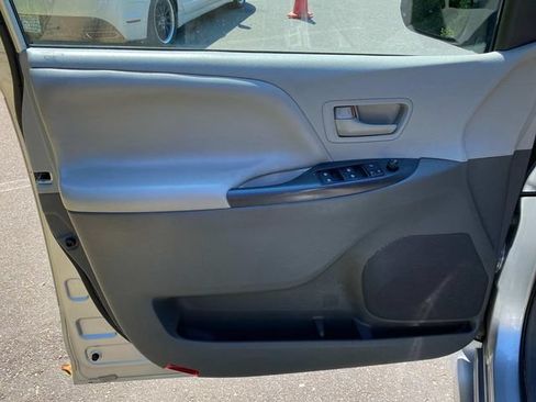 Used 2020 Toyota Sienna L FWD image 12