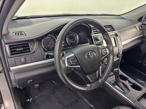 Used 2017 Toyota Camry SE image 12