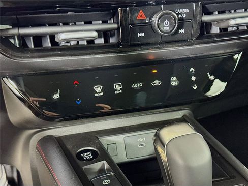 New 2026 Nissan Kicks SR FWD image 17