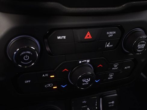 Used 2023 Jeep Renegade Latitude AWD/4WD image 31