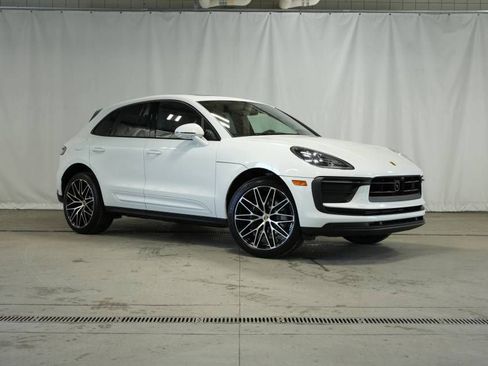 Certified 2025 Porsche Macan AWD/4WD image 9