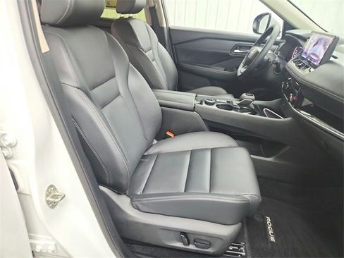 Used 2025 Nissan Rogue SL w/ Tech Package image 38