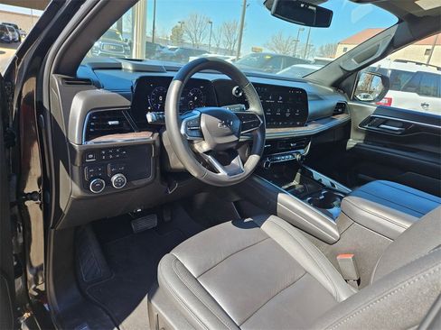 Used 2025 Chevrolet Suburban Z71 image 13