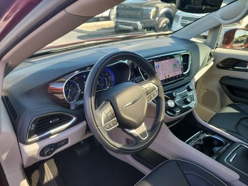 Used 2022 Chrysler Pacifica Limited FWD image 18