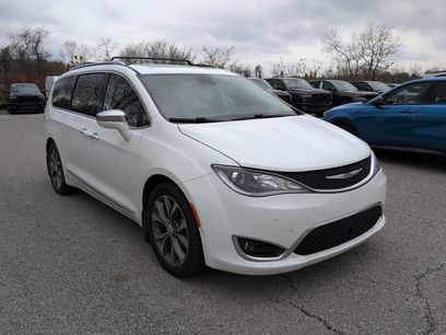 Used 2019 Chrysler Pacifica Limited w/ Tire & Wheel Group