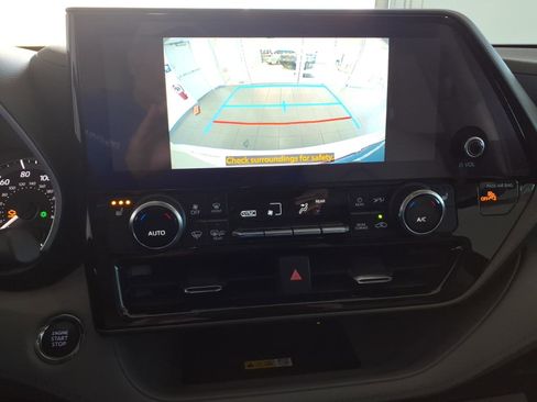 Used 2023 Toyota Highlander XLE AWD/4WD image 26