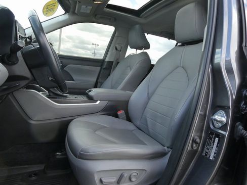 Used 2021 Toyota Highlander XLE image 22