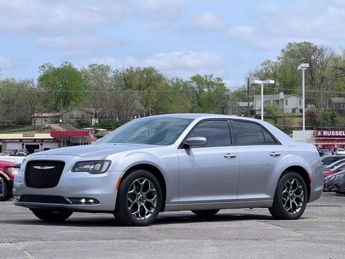 Used 2016 Chrysler 300 S image 3