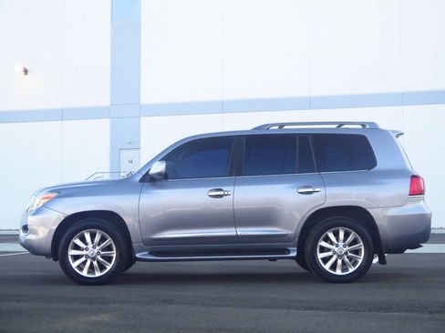 Used 2008 Lexus LX 570 4WD w/ Technology Pkg image 2