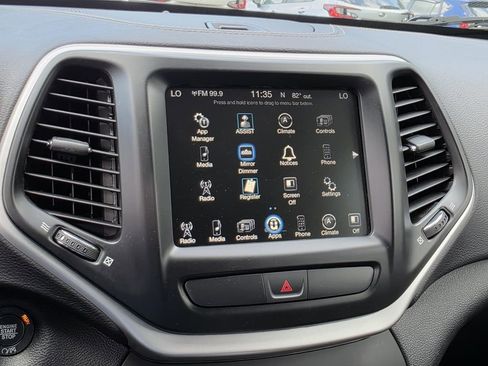 Used 2018 Jeep Cherokee Latitude Plus w/ Comfort/Convenience Group FWD image 20
