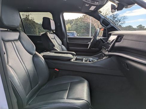 Used 2024 Jeep Wagoneer L Series II image 32