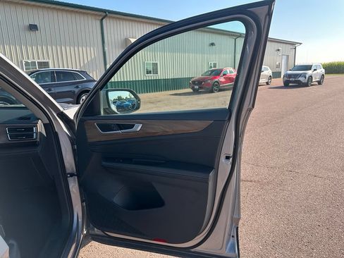 Used 2025 Volkswagen Atlas SE AWD/4WD image 30