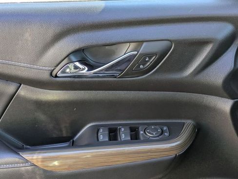 Used 2023 GMC Acadia SLE w/ Driver Convenience Package image 12