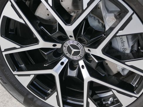 Used 2025 Mercedes-Benz GLC 350e 4MATIC image 11