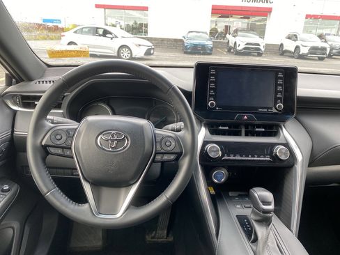 Used 2022 Toyota Venza XLE image 13