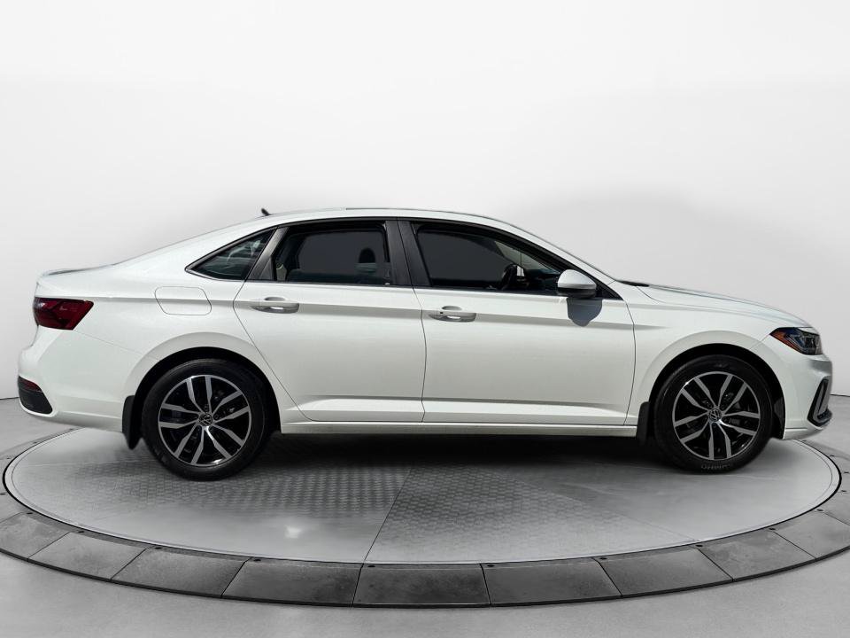 Certified 2026 Volkswagen Jetta SE FWD image 8
