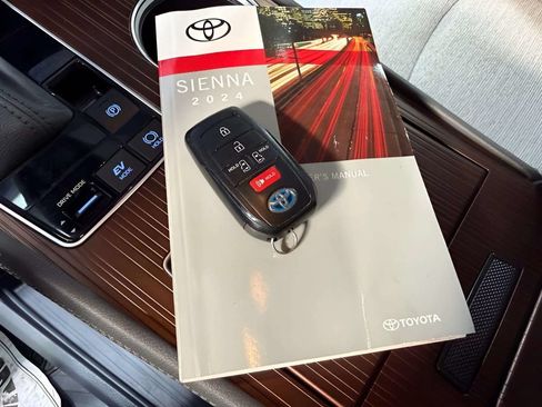 Used 2024 Toyota Sienna LE AWD/4WD image 43