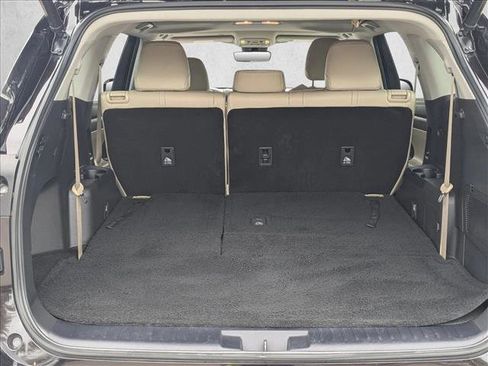 Used 2022 Toyota Highlander XLE image 6