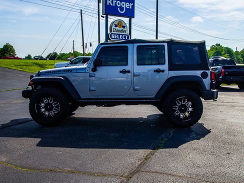 Used 2015 Jeep Wrangler Unlimited Rubicon w/ Connectivity Group AWD/4WD image 4