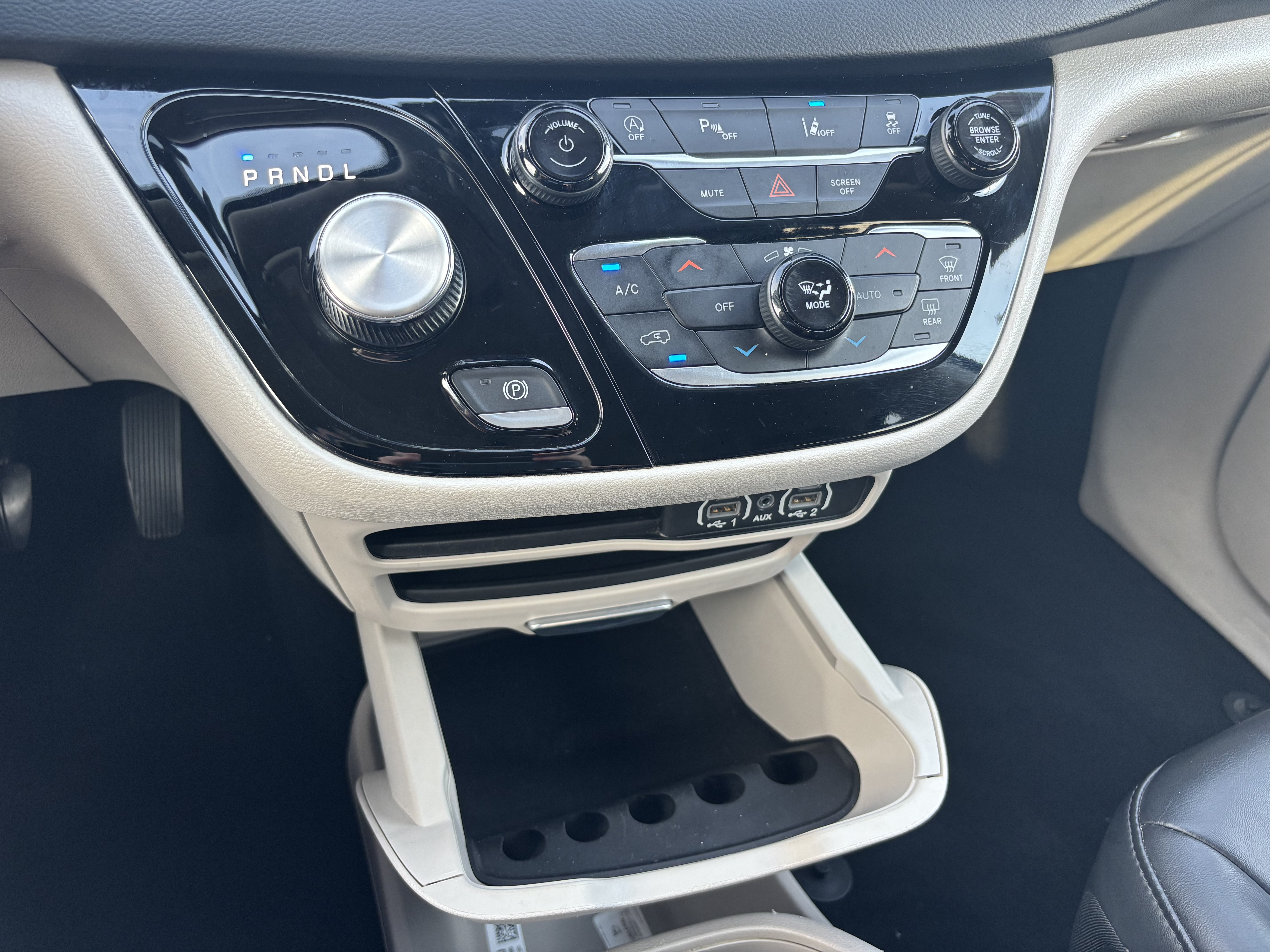 Used 2023 Chrysler Pacifica Touring-L FWD image 19
