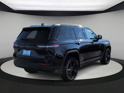 Used 2023 Jeep Grand Cherokee Altitude image 7