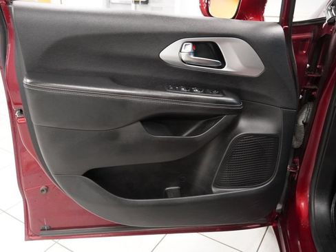 Used 2019 Chrysler Pacifica Touring Plus w/ S Appearance Package FWD image 17