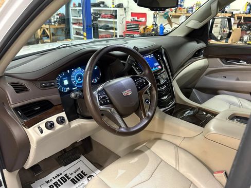 Used 2016 Cadillac Escalade Luxury AWD/4WD image 19