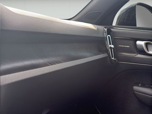 Used 2023 Volvo C40 P8 Recharge Ultimate image 20