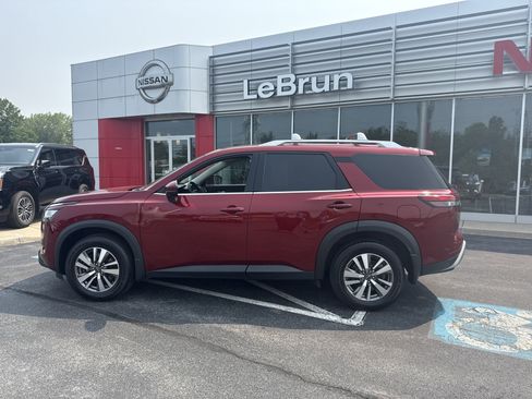 Used 2023 Nissan Pathfinder SL image 3