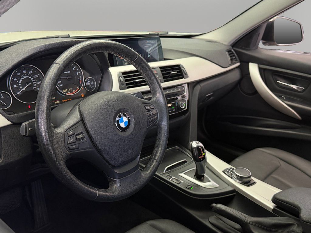 Used 2017 BMW 320i Sedan RWD image 16