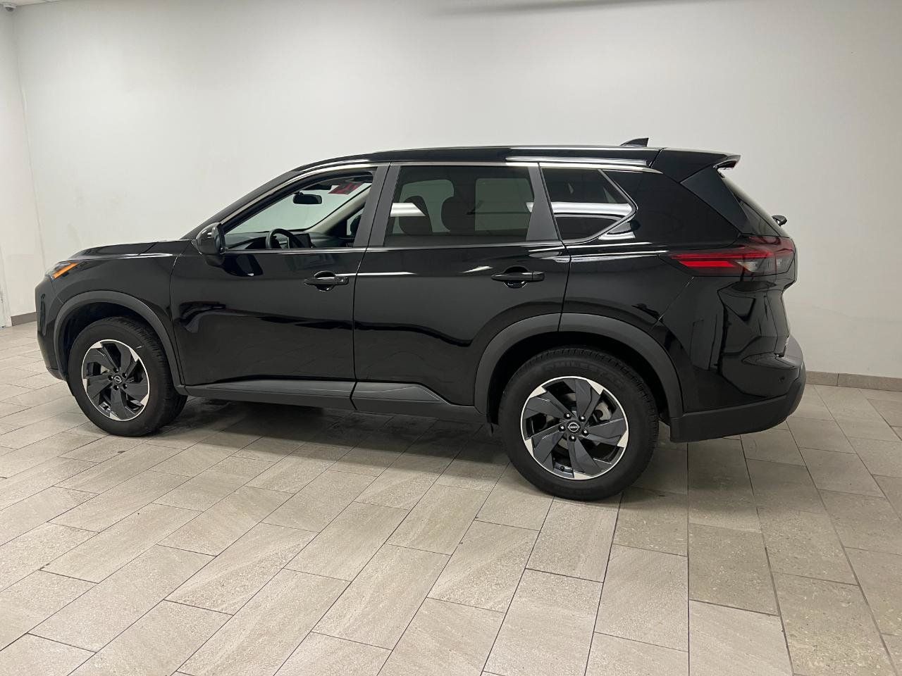 Used 2024 Nissan Rogue SV FWD image 11