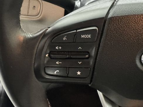 Used 2025 Hyundai Venue SEL FWD image 6