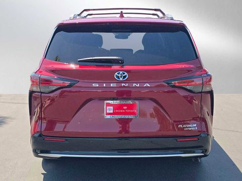 Certified 2024 Toyota Sienna Platinum FWD image 4