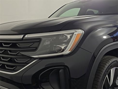 Used 2024 Volkswagen Atlas Cross Sport SEL image 12