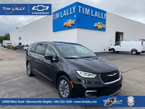 Used 2023 Chrysler Pacifica Touring-L FWD image 1
