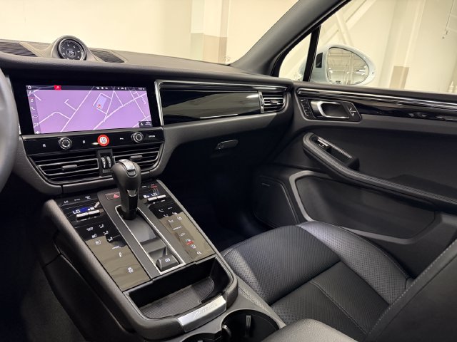 Certified 2026 Porsche Macan AWD/4WD image 16