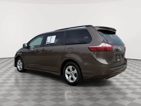 Used 2018 Toyota Sienna LE FWD image 4