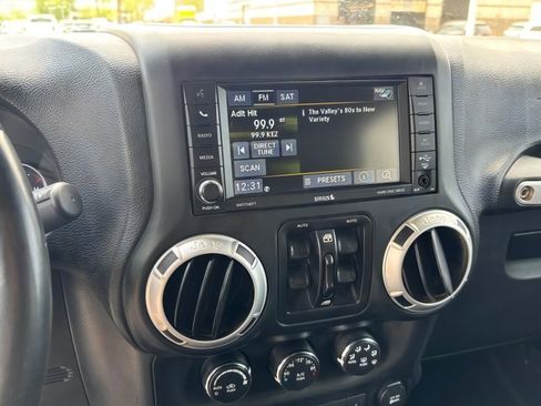 Used 2016 Jeep Wrangler Unlimited Rubicon w/ Connectivity Group AWD/4WD image 13