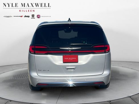 New 2026 Chrysler Pacifica Select image 15