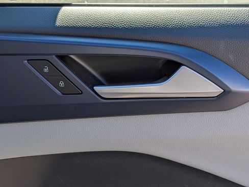 Used 2023 Volkswagen Taos SE w/ Panoramic Sunroof Package image 33