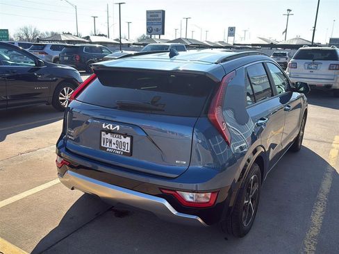 Used 2025 Kia Niro SX image 10