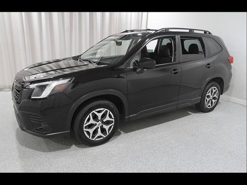 Used 2023 Subaru Forester Premium AWD/4WD image 3