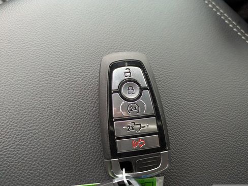 New 2025 Ford F250 Lariat image 32